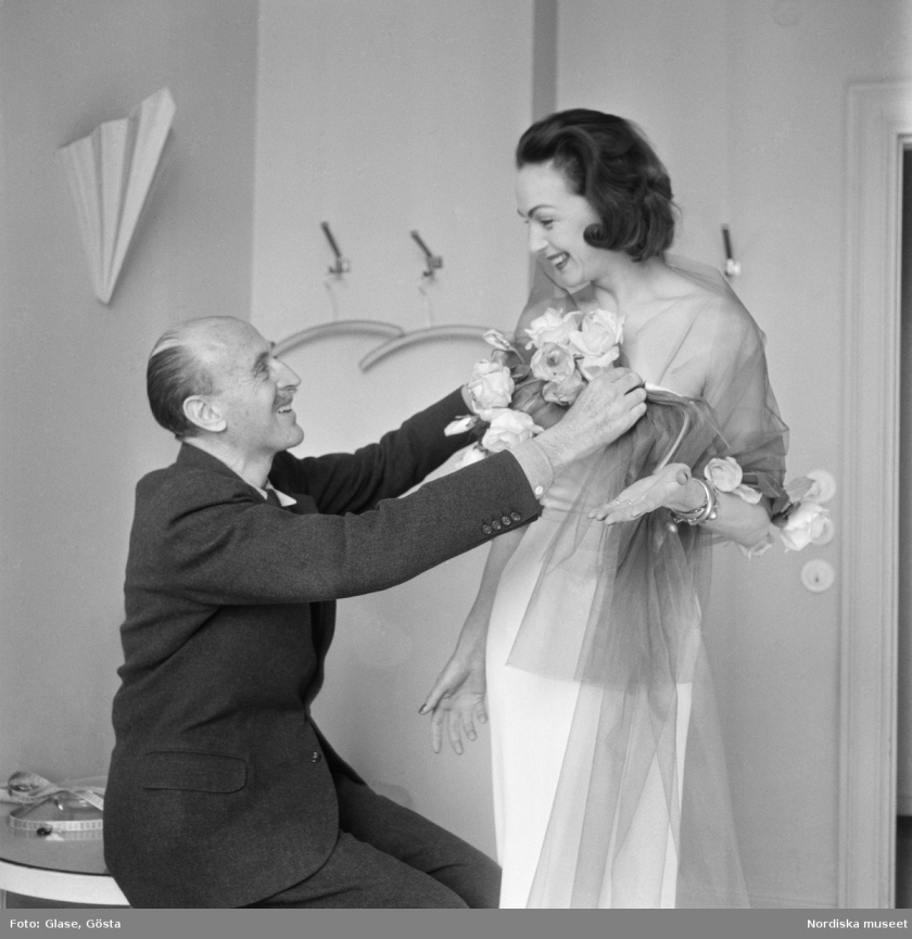 Hjordis Niven returns to NK as a customer, in 1954. She’s pictured with dress designer Pelle Lundgren.